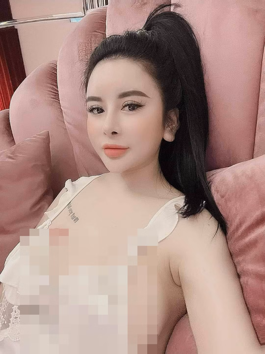 Sự xa hoa, hào nhoáng của "hot girl" này bị lật mặt khi Đội Cảnh sát ĐTTP về ma túy Công an quận Hoàn Kiếm phát hiện và bắt giữ. 