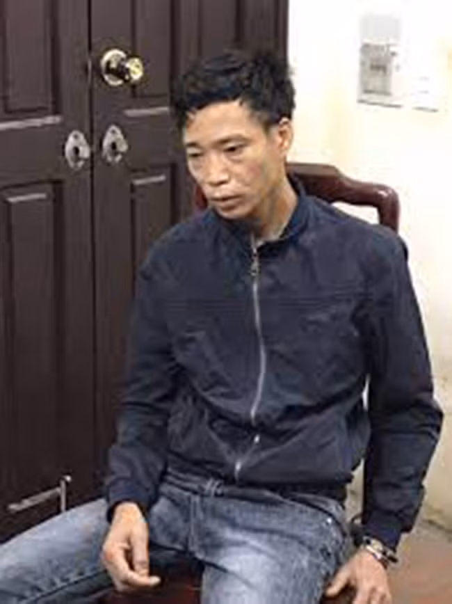 Sau khi ông Chất ngã xuống đất, Mính tiếp tục dùng con dao trên đâm nhiều nhát vào vùng ngực, sườn phải, cẳng tay phải của ông Chất làm ông Chất chết tại chỗ.