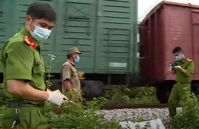 Ngay sau khi nhận được tin báo, Ban Giám đốc Công an tỉnh đã chỉ đạo Phòng Cảnh sát Hình sự phối hợp các đơn vị nghiệp vụ khẩn trương khám nghiệm hiện trường, khám nghiệm tử thi.