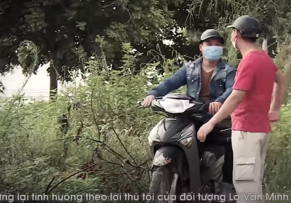 Ngày 13/3/2020, Mính xin nghỉ để về quê. Để có tiền mua ma túy sử dụng, khoảng 15h cùng ngày, Mính mang theo 1 con dao nhọn, dạng dao gọt hoa quả có chiều dài 29,5cm cài ở cạp quần phía trước bụng đi xe ôm của ông Nguyễn Văn Chất từ ngã tư thị trấn Đông Bình, huyện Gia Bình đến thị xã Từ Sơn với giá 250.000 đồng.