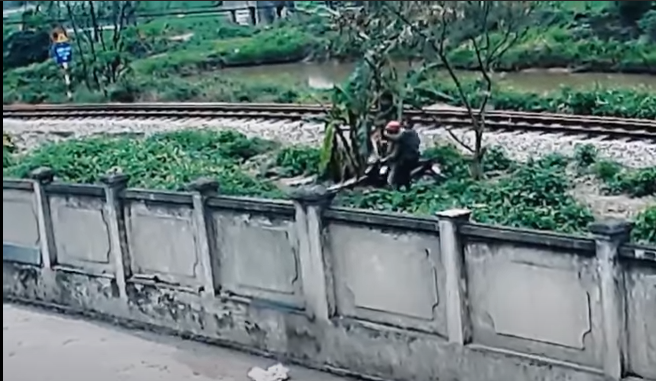 Mính bảo ông Chất chở đến khu vực dải hành lang bảo vệ đường sắt tuyến Hà Nội - Lạng Sơn, đoạn đi qua khu phố Chùa Dận, phường Đình Bảng, thị xã Từ Sơn, tỉnh Bắc Ninh. Khi đến nơi, Mính dùng tay phải rút dao ra rồi đâm liên tiếp nhiều nhát vào vùng mạng sườn và vùng lưng phải ông Chất làm ông Chất bị ngã xe.