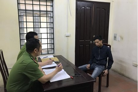 Sau đó, Mính lấy lá chuối đậy lên người ông Chất. Đến khoảng hơn 18h cùng ngày, Mính kéo thi thể ông Chất qua đường tàu rồi đẩy thi thể ông Chất xuống mương nước sát đường tàu, lấy cành cây khô, tấm gỗ, bùn đất phủ lên để giấu xác ông Chất.