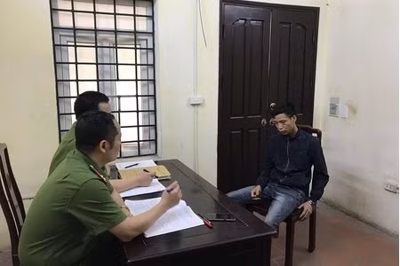 Sau đó, Mính lấy lá chuối đậy lên người ông Chất. Đến khoảng hơn 18h cùng ngày, Mính kéo thi thể ông Chất qua đường tàu rồi đẩy thi thể ông Chất xuống mương nước sát đường tàu, lấy cành cây khô, tấm gỗ, bùn đất phủ lên để giấu xác ông Chất.