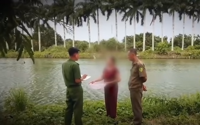 Đó là vào khoảng hơn 1 tháng trước khi xảy ra vụ án mạng, một người dân trong lúc đi ăn đám giỗ có nghe thấy tiếng ông Trí tuyên bố vì ông Linh nhiều lần đổ thuốc làm vườn cây đu đủ nhà ông Trí chết nên ông này sẽ trả thù. Nếu còn tiếp tục, ông Trí thậm chí sẽ "thủ tiêu" ông Linh.