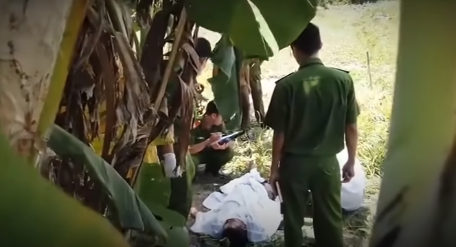 Kết quả khám nghiệm tử thi cho thấy trên đầu và vùng mặt nạn nhân có 2 vết thương lớn, cánh tay phải nạn nhân có vết thương tương tự vùng đầu. Trong phổi của nạn nhân có rất nhiều bùn đất, cho thấy nạn nhân bị dìm xuống nước đã hít phải bùn đất dưới kênh. Buổi sáng hôm nạn nhân bị sát hại, những người dân xung quanh không nhìn thấy ai đi ở khu vực kênh nên vụ án hoàn toàn không có nhân chứng.