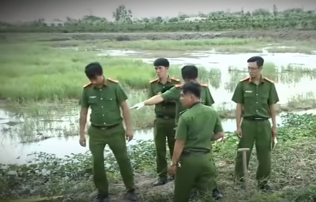 Từ các vết máu thu được tại hiện trường, cơ quan điều tra xác định có thể nạn nhân bị sát hại khi đang làm việc. Nhận định ban đầu của ban chuyên án là "khả năng sau khi hung thủ gây án thì một mình kéo xác nạn nhân đưa xuống lòng kênh".