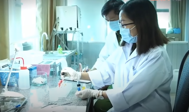 Mặc dù cây xẻng dính rất nhiều bùn nhưng các cán bộ phòng Kỹ thuật hình sự, Công an TP Cần Thơ đã rất nỗ lực và xác định được đây là máu có nhóm máu trùng với nhóm máu của nạn nhân. Từ những bằng chứng không thể chối cãi, Trịnh Văn Linh đã phải cúi đầu nhận tội.