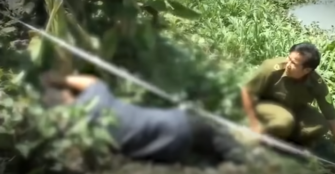 Lời khai này của nghi phạm được cơ quan Công an xác định phù hợp với kết quả khám nghiệm tử thi có nhiều bùn đất trong phổi của nạn nhân. Cán bộ điều tra nhận định có thể khi bị dìm xuống nước, nạn nhân tỉnh lại rồi hít một lượng lớn bùn đất vào phổi dẫn đến tử vong.