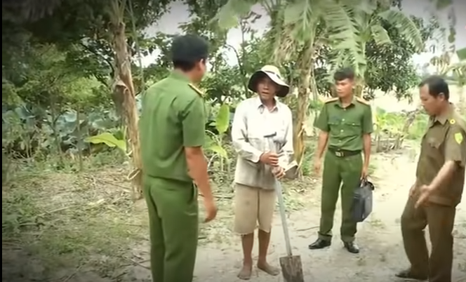 Các điều tra viên đã tập trung điều tra, xác minh thời gian bất minh trong ngày xảy ra vụ án để tạm giữ đối tượng Linh trong trường hợp khẩn cấp. Nhận định từ các cán bộ điều tra cho thấy, nếu ông Linh là nghi phạm thì cái xẻng rất có thể là hung khí gây án còn trong nhà của đối tượng.