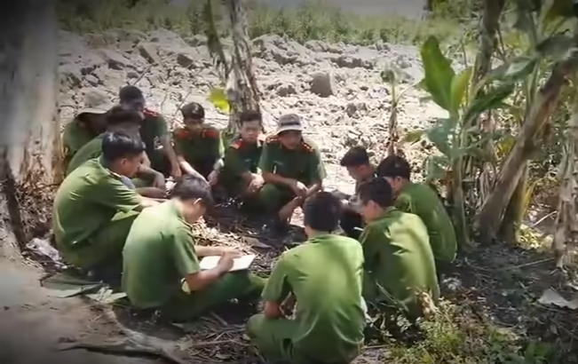 Hướng điều tra tập trung vào những người có mâu thuẫn trong cuộc sống với nạn nhân và có sức khoẻ tương đối mới có khả năng sát hại và kéo thi thể nạn nhân xuống kênh phi tang hoặc hung thủ phải có đồng phạm.