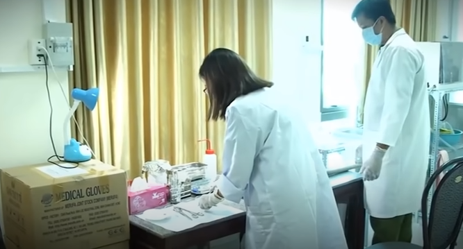 Trinh sát đã thu giữ được một chiếc xẻng tại nhà của Linh, được đối tượng xác nhận đây là chiếc xẻng mà ông vẫn sử dụng hàng ngày. Nhận định được đặt ra, nếu đây là hung khí thì rất có thể trên chiếc xẻng vẫn còn vết máu của nạn nhân. Để có đầy đủ chứng cứ buộc tội, cơ quan điều tra đã lấy mẫu vật giống máu đã khô ở chiếc xẻng đưa đi phân tích.