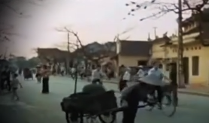 Lúc này, Hà Nội khá khan hiếm hàng hóa nên một bộ phận người dân không có việc làm đã tham gia vào các khu chợ buôn bán tự do, ở đó những mặt hàng phi pháp được lưu thông khá nhiều. Các trinh sát của Phòng Cảnh sát hình sự Công an TP Hà Nội lại tỏa đến những nơi bán đồ gia dụng, quần áo để thăm dò, nhưng không có kết quả.