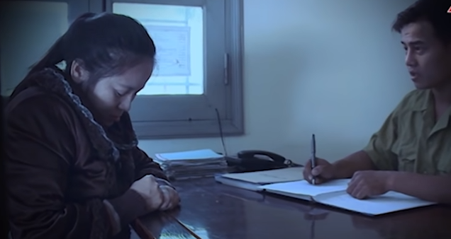 Tại Công an quận Hoàn Kiếm, người phụ nữ tên Hải tỏ ra bình tĩnh, thành khẩn khai nhận về hành vi buôn bán tem phiếu của mình. Nhưng bà ta không biết đó chỉ là cái cớ, còn điều các chiến sĩ hình sự quan tâm hơn cả là chiếc cúc áo màu cẩm thạch trên áo len của bà, tang vật của một vụ án mà Công an đang điều tra. Nhưng màu áo len của bà Hải lại không phải xanh nõn chuối như người nhà nạn nhân miêu tả.