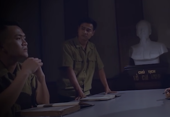 Mẹ chị Thuận lúc đó mới nhớ ra là đã bị mất chiếc áo len màu nõn chuối mang từ Ấn Độ về, có 5 cái cúc màu cẩm thạch rất đẹp. Bộ phận kỹ thuật được thành lập với nhiệm vụ mô tả lại chiếc áo theo lời kể của mẹ nạn nhân. Công việc này được tiến hành rất tỉ mỉ và xem là hướng điều tra mới. Chiếc áo len màu xanh có cổ cánh sen không phải hiếm nhưng điều đặc biệt là nó có 5 cái cúc màu cẩm thạch thuộc dạng có một không hai thời đó.