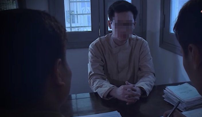 Lúc này nhà trường cho biết có một thầy giáo tên Hùng, quan hệ khá mật thiết với nạn nhân. Theo Ban giám hiệu, thầy thường đến nhà vào thứ 7 hàng tuần để phụ đạo cho Thuận. Tiến hành gọi hỏi thì thầy Hùng cho biết, khi đến nhà thì thấy xe đạp của Thuận vẫn ở cạnh cầu thang, nhưng lên đến nơi thì phòng lại đóng, cửa khóa không giống mọi khi. Nghĩ Thuận chỉ chạy loanh quanh đâu đó nên thầy đứng ngoài hành lang đợi. Chờ một lúc lâu vẫn không thấy nên thầy quay về nhà mình ở phố Huế.