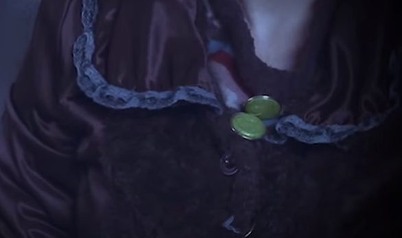 Sau đó, Ban chuyên án lệnh cho các thành viên chia nhau đi các quận tìm kiếm tang vật, huy động toàn bộ cảnh sát hình sự và cảnh sát khu vực của Công an Hà Nội vào cuộc. Nhiệm vụ của các anh là vào giờ cao điểm buổi trưa và buổi chiều khi mọi người đi làm về đến các ngã tư, ngã ba đông người để quan sát, nếu thấy ai mặc cái áo “đặc biệt” đó thì tìm mọi cách dẫn ngay về trụ sở Công an. Bằng các biện pháp nghiệp vụ, lực lượng chức năng đã nhìn thấy, bắt giữ một người phụ nữ đính chiếc cúc giống đến 99% hình vẽ mô tả.