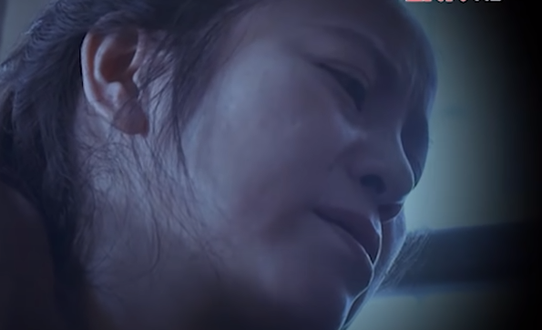 Trong lúc khéo léo gợi ý để bà Hải khai ra nguồn gốc chiếc cúc cẩm thạch, Ban chuyên án được bà kể: thấy con gái có mấy chiếc cúc này để trong ngăn kéo, bà thấy đẹp nên lấy ra đính vào áo mình và than rằng con gái bà tên Thủy toàn quan hệ với lưu manh, người yêu của nó là Hùng, đang bị Công an bắt. Cuối đường hầm đã lộ ra những tia sáng. Đi sâu xác minh tìm hiểu về người yêu của con gái bà Hải, Ban chuyên án được biết Hùng tên đầy đủ là Phạm Đăng Hùng, SN 1951, trú tại số 5 phố Nguyễn Quang Bích, thuộc quận Hoàn Kiếm bây giờ.