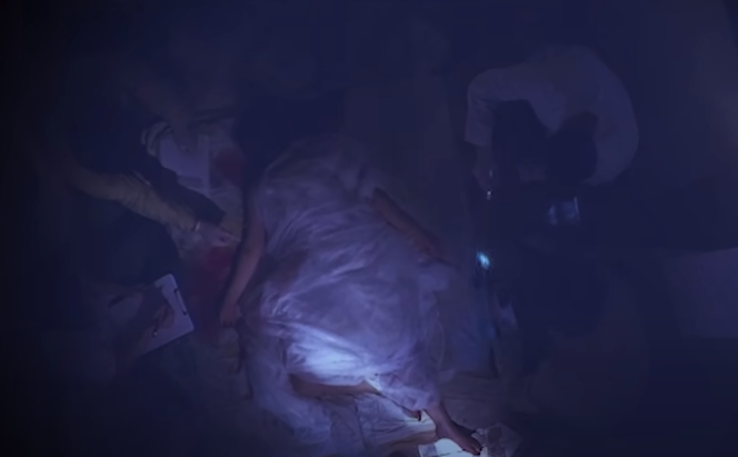 Hiện trường giới hạn trong căn phòng khoảng hơn 10 mét vuông, vừa là nơi Thuận học bài đồng thời cũng là chỗ ngủ của hai chị em. Việc thu thập dấu vết gặp nhiều khó khăn bởi sự xáo trộn do những người hàng xóm vào phòng khi mới phát hiện vụ việc. Tuy nhiên, bước đầu cơ quan điều tra đã xác định chị Thuận bị sát hại bằng dao, sau đó hung thủ lấy bàn là đập vào đầu nạn nhân rồi cưỡng hiếp. Người nhà cho biết bị mất vài món đồ.