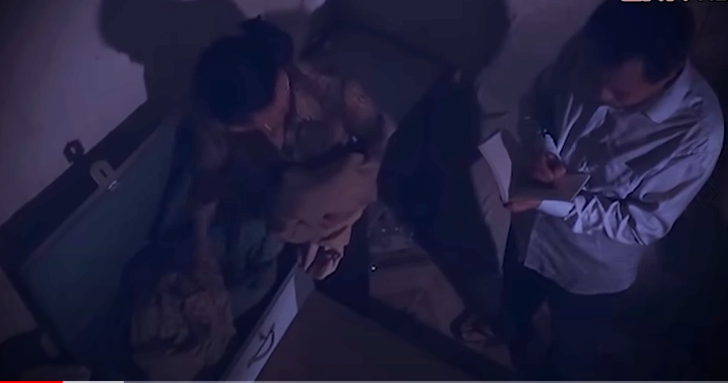 Căn cứ vào dấu vết và những thông tin em gái nạn nhân cung cấp, Ban chuyên án đã sàng lọc và bước đầu đưa vào tầm ngắm những đối tượng quen biết với gia đình nạn nhân. Nhận định lấy một số quần áo chẳng qua là để ngụy trang, mà mục đích chính là để cưỡng hiếp nạn nhân, đã kiểm tra toàn bộ xung quanh hiện trường, kể cả cống rãnh nhưng không thấy gì khả nghi. Ban chuyên án nhận định khả năng hung thủ là người quen biết với nạn nhân.