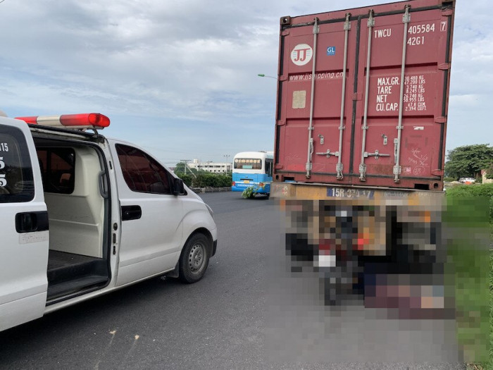  Đâm vào xe container đang đỗ, người đàn ông đi xe máy tử vong: Sáng 10/6, khi anh T.V.H. (SN 1971, trú phường Trần Phú, TP Hải Dương) điều khiển xe máy khi đến Km56+980 đoạn địa phận TP Hải Dương, chiếc xe máy bất ngờ đâm vào đuôi xe container đang đỗ ven đường. Hậu quả, cú đâm mạnh khiến anh H. đập đầu vào phần rơ moóc rồi ngã xuống đường gây tử vong tại chỗ.