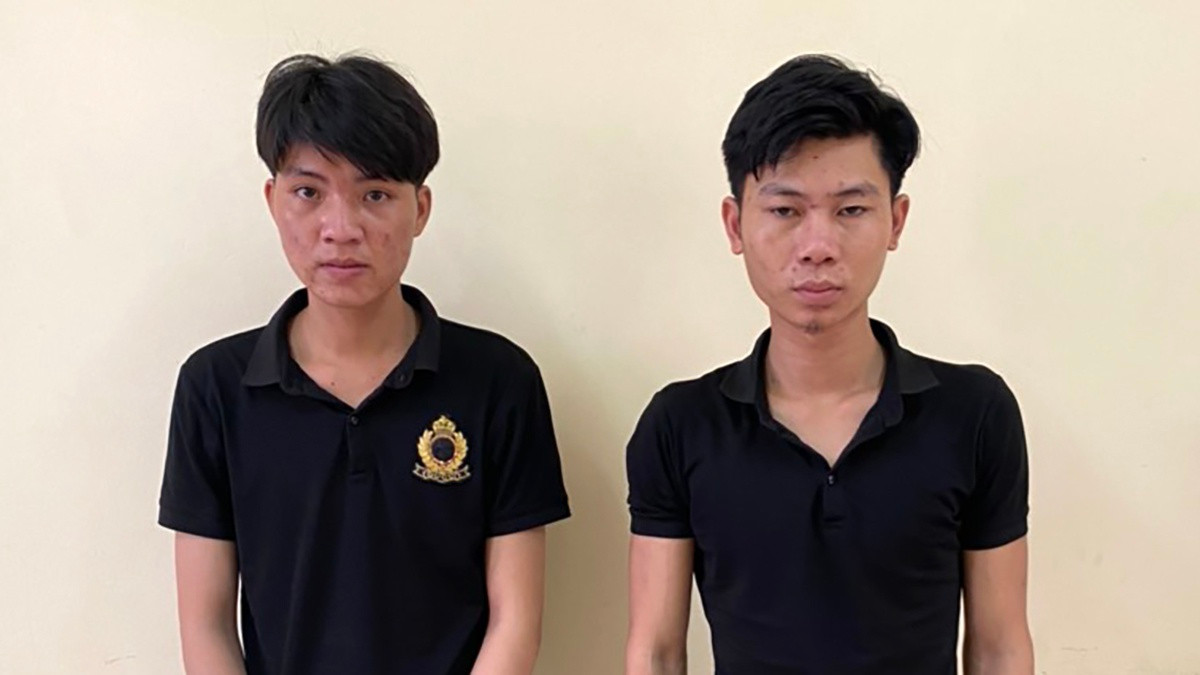  Nhân viên trộm 50 điện thoại iPhone của công ty: Lợi dụng việc là nhân viên Công ty tại khu công nghiệp Vân Trung, huyện Việt Yên, tỉnh Bắc Giang, Quàng Văn Việt (23 tuổi) và Quàng Văn Tuấn (21 tuổi, cùng ở huyện Tuần Giáo, tỉnh Điện Biên) đã lấy trộm 50 chiếc điện thoại iPhone 8 tại phòng thí nghiệm sản phẩm, trị giá 600 triệu đồng. Ngày 10/6, Công an huyện Việt Yên cho biết đang tạm giữ 2 đối tượng này để điều tra, làm rõ. 