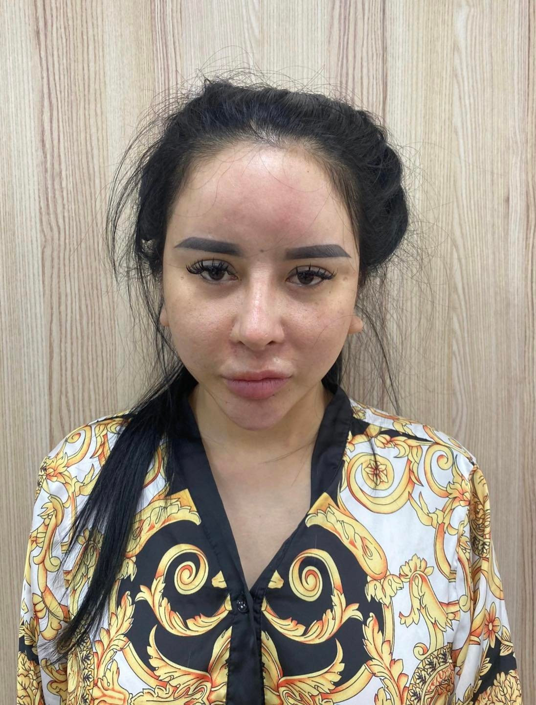 Quá trình khám xét khẩn cấp nơi ở của Hằng, cơ quan công an phát hiện thêm 1 cân điện tử, 24 viên ma túy tổng hợp và 23 gam MDMA. Được biết, trên mạng xã hội Hằng là hot girl thường xuyên đăng tải những bức ảnh ăn mặc đồ thời trang gợi cảm và thường xuyên check in tại những nơi sang chảnh.