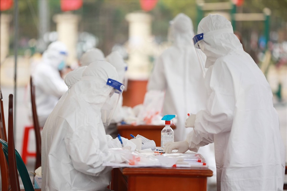 Them 82 ca mac COVID-19, 77 ca phat hien trong khu cach ly, phong toa