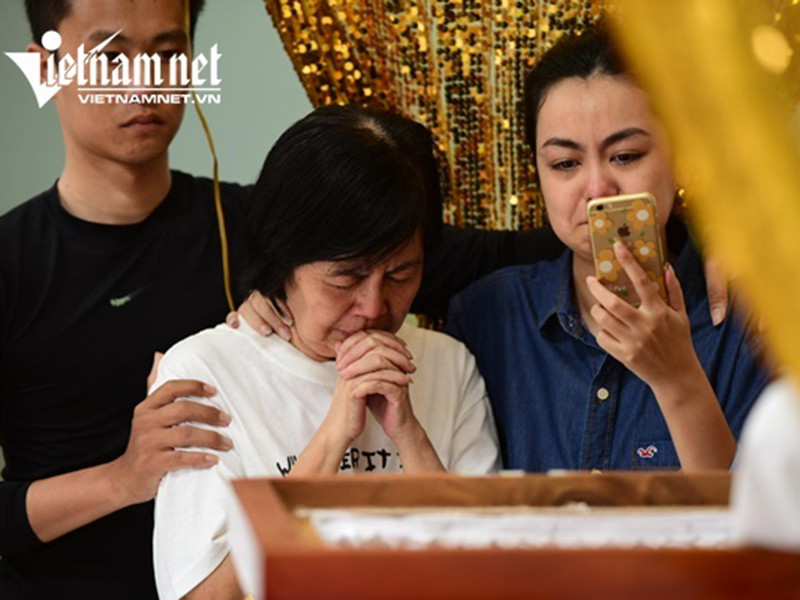 Chị Bích Uyên kể thêm, trước khi qua đời vài ngày, bố của cô đã đặt mua quần áo trên mạng tặng cho hai mẹ con. Được biết, con trai của nghệ sĩ Chánh Tín đang định cư ở Canada. Hiện tại, cả gia đình chờ anh trở về. Ảnh: Vietnamnet