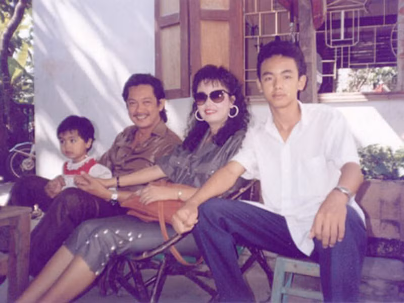 Hinh anh dang nho ben vo va cac con cua nghe si Chanh Tin