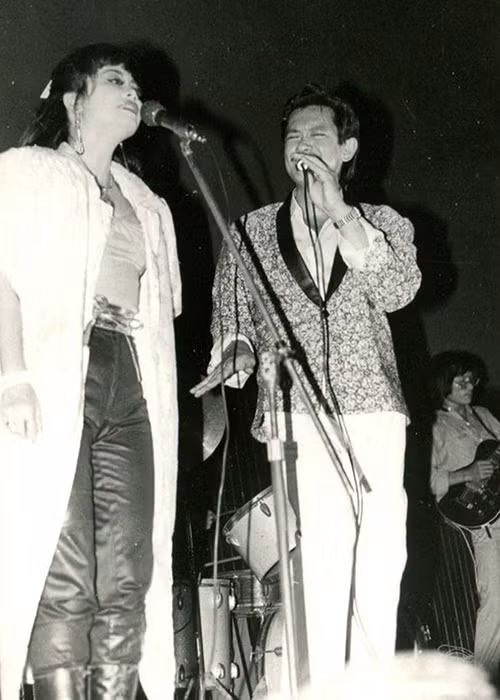 Theo Giáo dục Việt Nam, khi mang thai con gái thứ hai, ca sĩ Bích Trâm lui về hậu trường để chăm sóc tổ ấm.