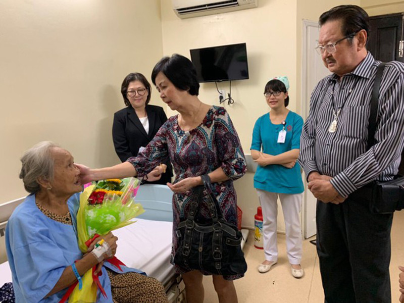 Theo lời kể của bác sĩ Nguyễn Hoài Nam trên Tiền Phong, Chánh Tín yêu vợ nhưng ít khi thể hiện. Có lần hai vợ chồng Chánh Tín đi khám sức khỏe tổng quát. Khi về, Chánh Tín ngay lập tức gọi điện thoại cho bác sĩ vừa nói vừa khóc: “Vợ tôi bị sao vậy bác sĩ, có phải cô ấy sắp chết hay không?”. Bác sĩ giải thích với Chánh Tín, vợ của ông chỉ bị gan hơi yếu do tuổi cao trong khi đó, hồ sơ bệnh án của Chánh Tín nghiêm trọng hơn rất nhiều. Ảnh: Tiền Phong