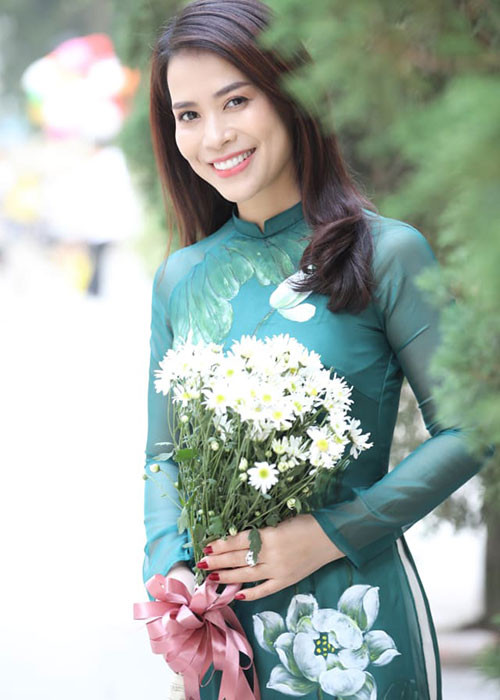 Ý Lan đã làm mẹ 2 con nhưng vẫn giữ được vẻ trẻ trung.