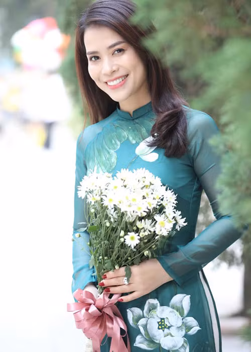 Ý Lan đã làm mẹ 2 con nhưng vẫn giữ được vẻ trẻ trung.