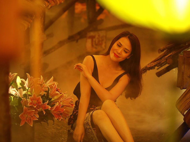 Nữ doanh nhân sở hữu gương mặt xinh đẹp, vóc dáng thon gọn, gợi cảm.