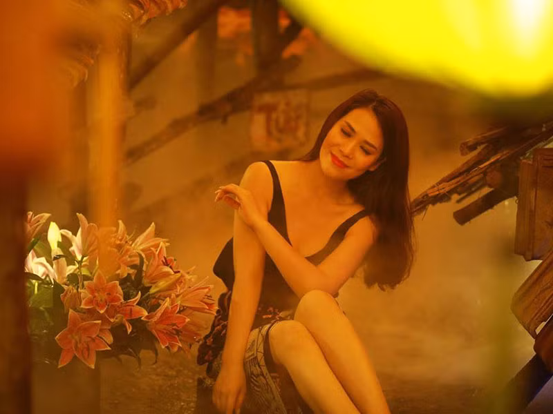 Nữ doanh nhân sở hữu gương mặt xinh đẹp, vóc dáng thon gọn, gợi cảm.