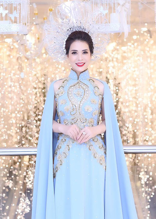 Phong cách thời trang của nữ doanh nhân được nhận xét sang trọng, quý phái.