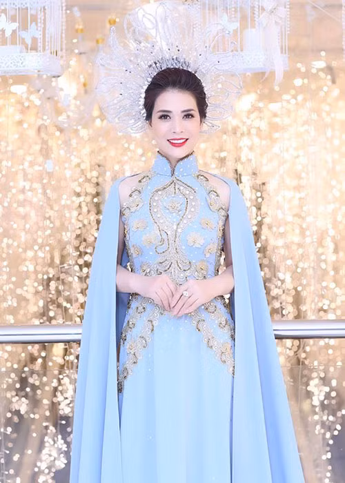 Phong cách thời trang của nữ doanh nhân được nhận xét sang trọng, quý phái.