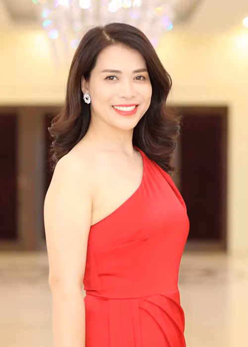 Theo Ngôi sao, Ý Lan từng giành danh hiệu á hậu 1 cuộc thi Hoa hậu Doanh nhân Người Việt châu Á 2017.