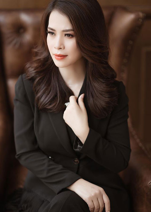 Ý Lan sinh năm 1978 và kém Chí Trung đến 17 tuổi.