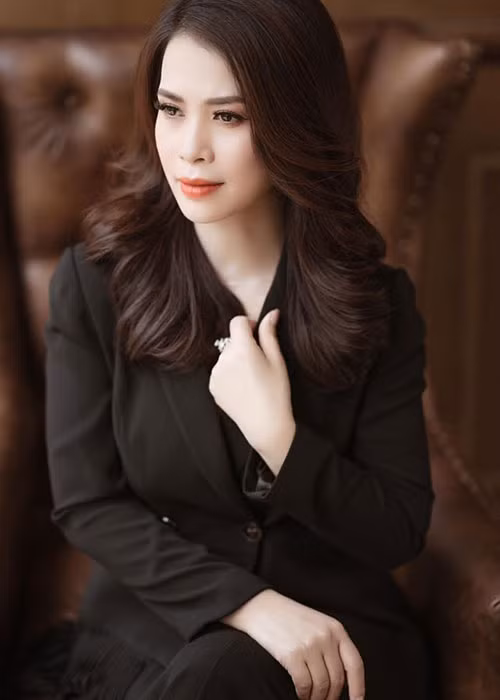 Ý Lan sinh năm 1978 và kém Chí Trung đến 17 tuổi.