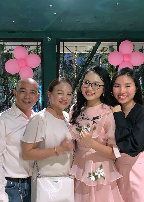 Bố mẹ và chị gái của Phương Mỹ Chi cũng dự tiệc sinh nhật của giọng ca trẻ.