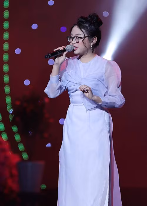Phương Mỹ Chi vẫn đắt show sau khi rời cuộc thi Giọng hát Việt nhí, chứ không chìm nghỉm như nhiều thí sinh khác.