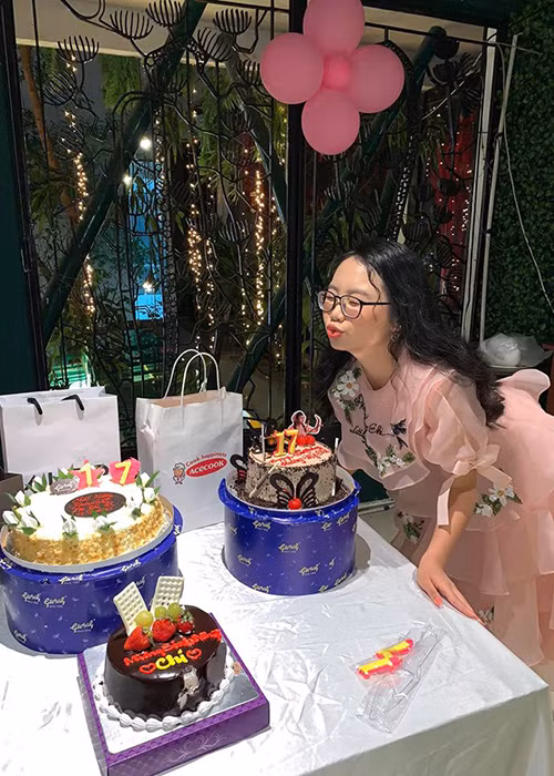 “Ba chúc cho con là tuổi mới thông minh, học giỏi. Và ba chúc cho con và những sản phẩm mà tự tay con làm sẽ được khán giả đón nhận nhiều hơn nữa và con hãy cố gắng nhé. Chúc con sẽ thành công song song giữa hai dòng nhạc - dòng nhạc con mong muốn là nhạc trẻ và bolero. Riêng dòng nhạc bolero thì luôn có ba bên cạnh con. Cho nên, con cứ cố gắng tự hai chân đi cho nó vững. Chứ ba thì cũng sẽ già, không có lo cho con suốt đời được. Con phải tự biết lo nghe chưa", nam ca sĩ nhắn nhủ đến con gái nuôi.