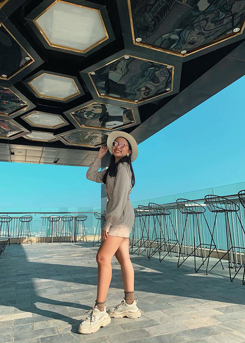 Ở tuổi 17, con nuôi của Quang Lê ngày càng ra dáng thiếu nữ. Mời quý độc giả xem video "Phương Mỹ Chi ký hợp đồng độc quyền với công ty của Quang Lê". Nguồn VTC