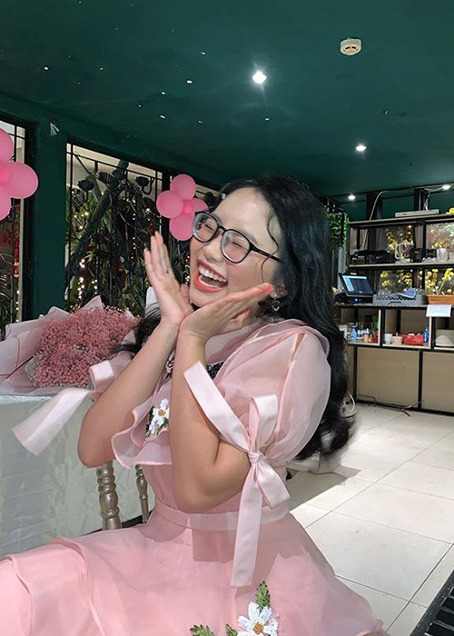 Trước đó, khi Phương Mỹ Chi tuyên bố rời công ty quản lý của Quang Lê sau 6 năm gắn bó, rộ tin đồn rạn nứt giữa hai người. Tuy nhiên, việc Quang Lê gửi clip chúc mừng sinh nhật và dự tiệc đón tuổi mới của Phương Mỹ Chi đã dập tắt nghi vấn này.