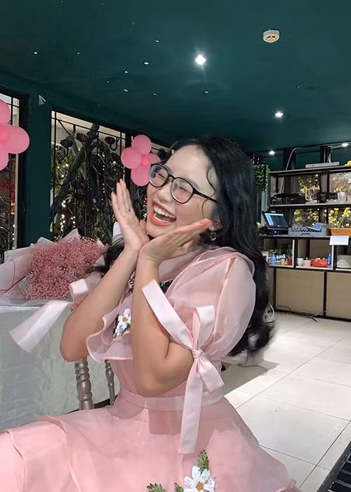 Trước đó, khi Phương Mỹ Chi tuyên bố rời công ty quản lý của Quang Lê sau 6 năm gắn bó, rộ tin đồn rạn nứt giữa hai người. Tuy nhiên, việc Quang Lê gửi clip chúc mừng sinh nhật và dự tiệc đón tuổi mới của Phương Mỹ Chi đã dập tắt nghi vấn này.