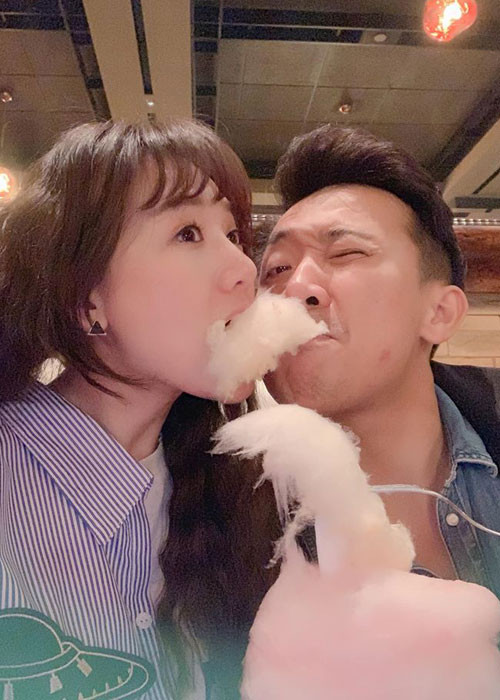 Trấn Thành vẫn luôn cưng chiều Hari Won như bà hoàng. Anh nộp hết tiền cho Hari Won, quan tâm đến vợ hết mực.