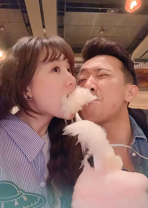 Trấn Thành vẫn luôn cưng chiều Hari Won như bà hoàng. Anh nộp hết tiền cho Hari Won, quan tâm đến vợ hết mực.