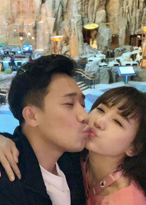 Trấn Thành - Hari Won trao cho nhau những cử chỉ tình tứ mọi lúc, mọi nơi.