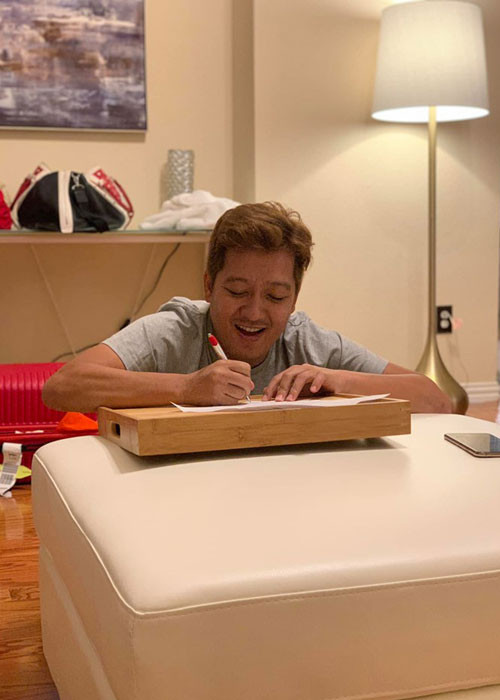 Trường Giang ngày càng "nghiện" con gái. Kể từ khi vợ sinh con đầu lòng, nam danh hài toàn xem nhạc thiếu nhi cùng con.